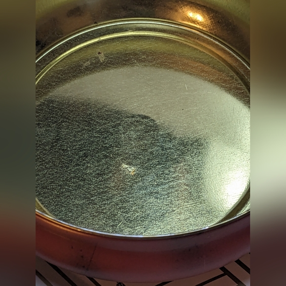 Vintage Daher Long Island Newyork,  Tin Round Fascinating Face.Powder Tin red - Picture 2 of 7